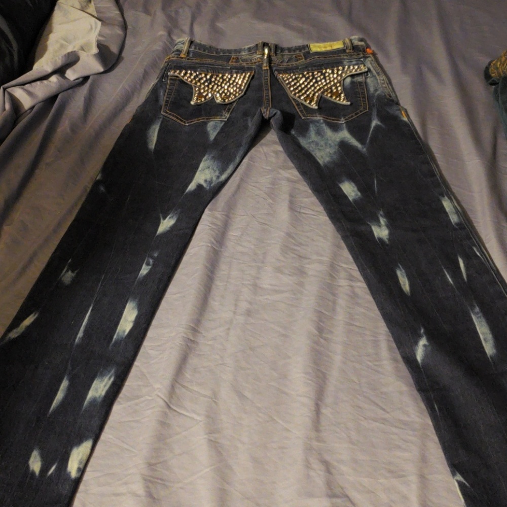 Hi I have here a pair of Robin's Jeans. Size 32